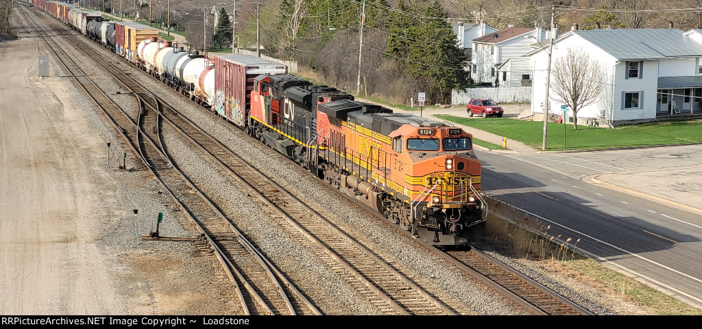 BNSF 5124 CN 8836